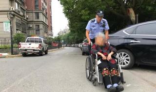 多位老人坐轮椅横穿马路